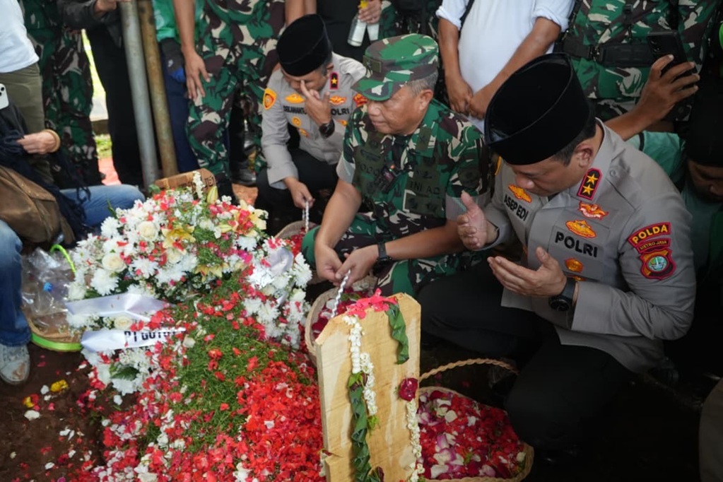 Kapolda Metro Hadiri Pemakaman Driver Ojol yang Dilindas Rantis Brimob, Sampaikan Permohonan Maaf