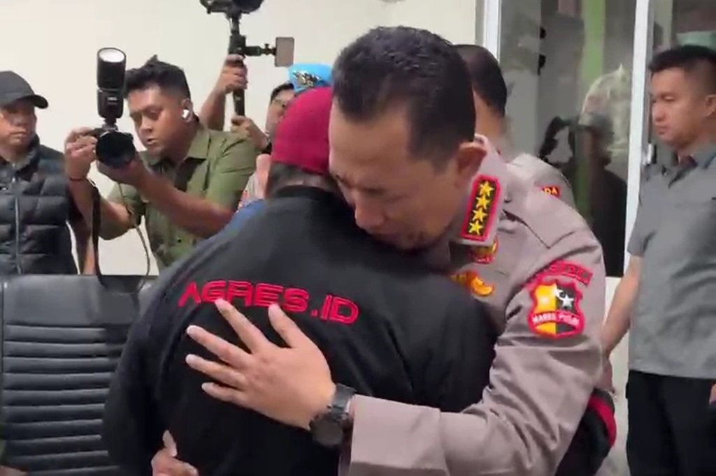 Momen Kapolri Peluk Ayah Driver Ojol yang Tewas Dilindas Rantis Brimob