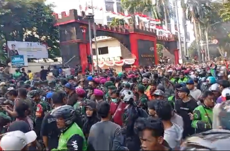 Massa Kembali Geruduk Mako Brimob Kwitang, Lempar Batu hingga Petasan