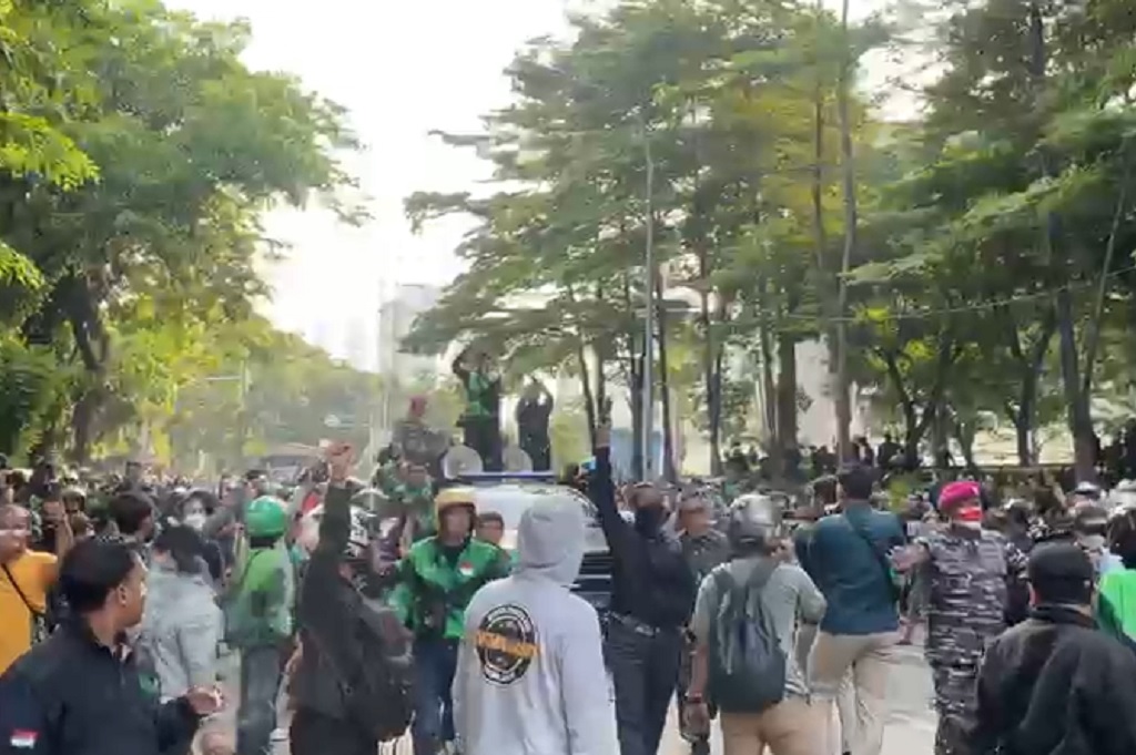 Momen Perwakilan Ojol dan TNI Bersatu Redam Ketegangan di Mako Brimob Kwitang
