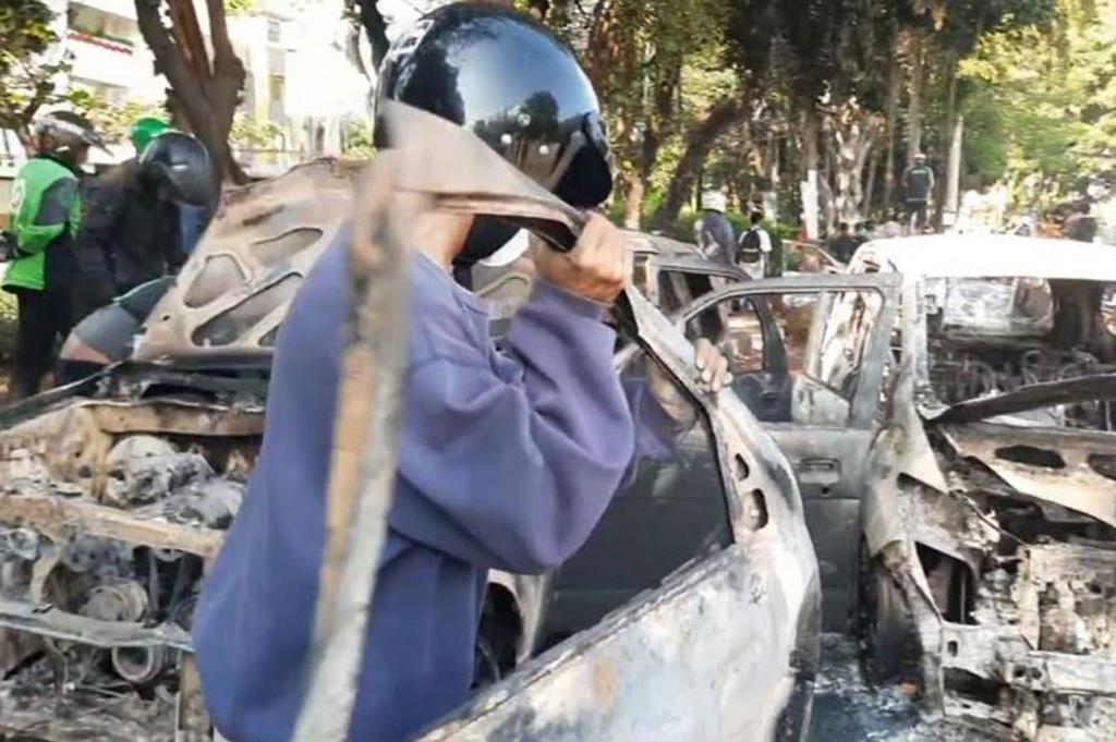 Warga Jarah 8 Bangkai Mobil Terbakar di Simpang Lima Senen, Velg sampai Pintu Dipreteli