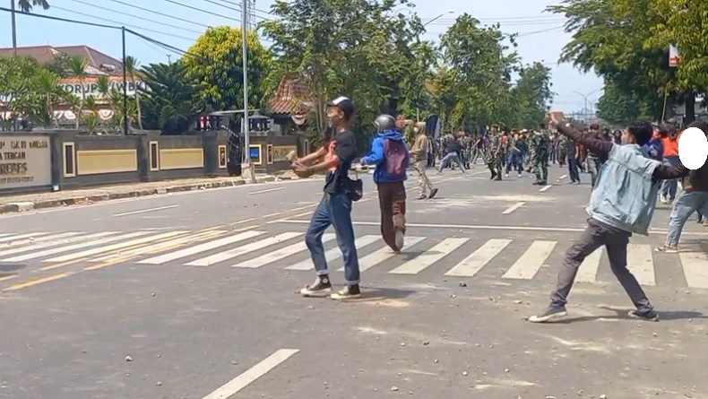 Demo Ricuh di Brebes, Gedung DPRD Dibakar dan Polres Diserang