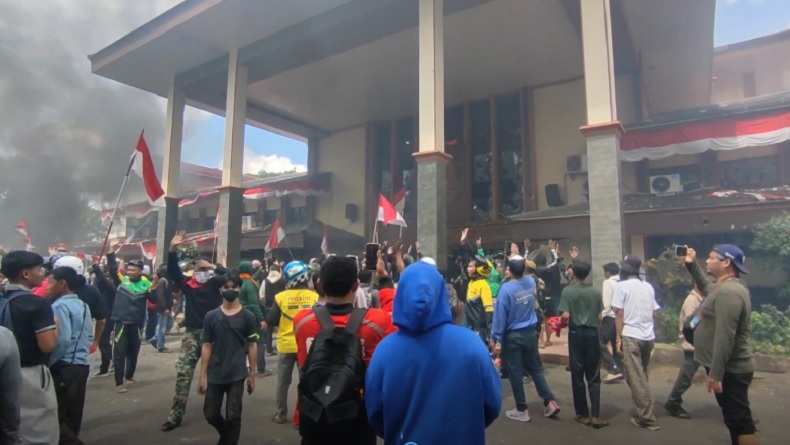 Demo di Cirebon Memanas, Mahasiswa hingga Driver Ojol Bertahan di Sekitar DPRD