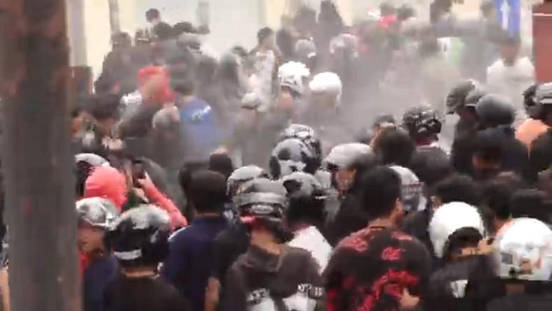 Demo di DPRD Kota Madiun, Kericuhan Pecah saat Massa Semakin Bertambah