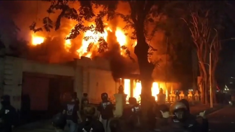 Gedung Negara Grahadi Surabaya Dibakar Massa, Aparat Siaga di Lokasi