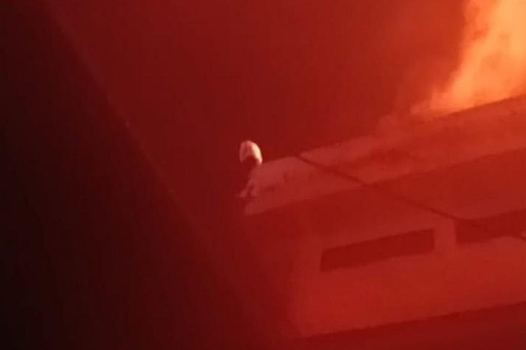 Detik-Detik Pria Lompat dari Lantai 4 DPRD Makassar saat Gedung Dibakar Massa