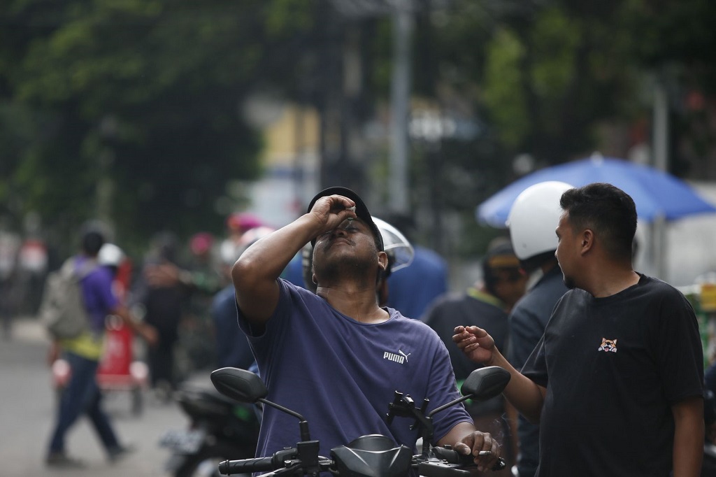 Bekas Gas Air Mata Masih Terasa di Jalanan Jakarta, Warga Merasa Perih