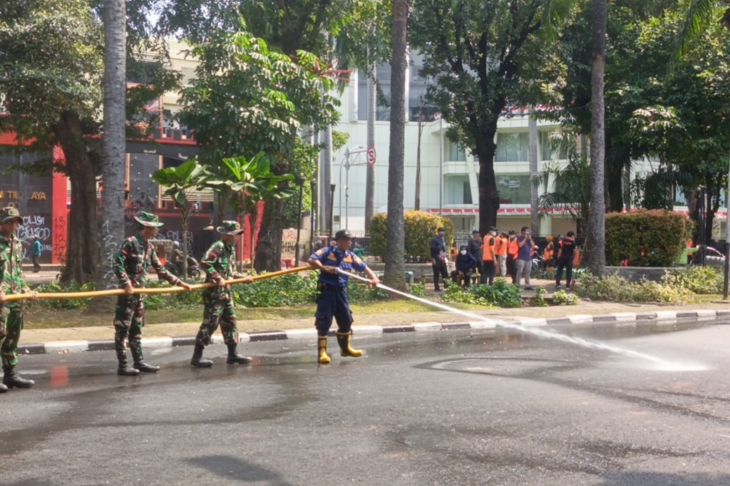 Situasi di Mako Brimob Kwitang Kondusif, TNI dan Damkar Bersihkan Sisa-sisa Demo