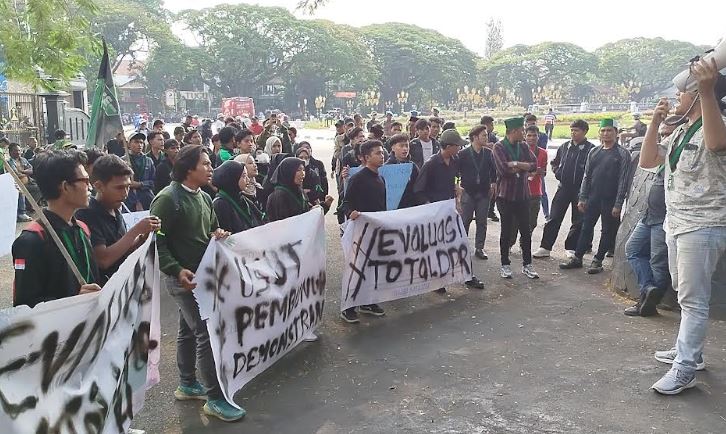 Massa HMI Demo di DPRD Malang dengan Bakar Ban, Kritisi Tunjangan Anggota Dewan