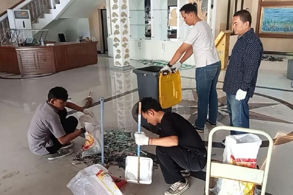 Gedung DPRD Kota Cirebon Dibersihkan usai Demo Ricuh, Damkar Siaga di Balai Kota