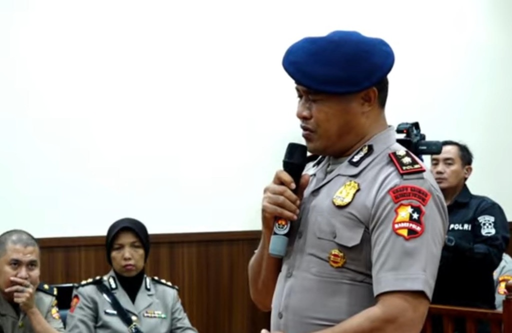 Tangis Kompol Cosmas Pecah usai Dipecat terkait Penabrakan Driver Ojol Affan