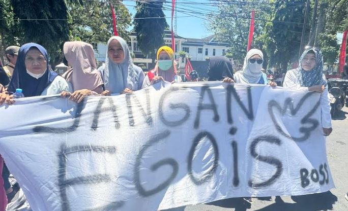 Puluhan Emak-Emak di Bantaeng Adang Demonstran karena Tutup Jalan