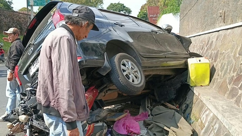 Toyota Avanza Tabrak Warung Kopi di Bandung, 1 Orang Tewas 5 Luka-Luka