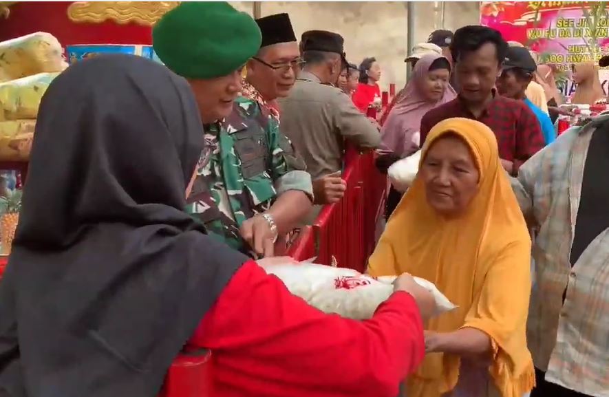 Harga Melambung, Ratusan Warga Jombang Antre Beras Gratis di Kelenteng Boo Hway Bio