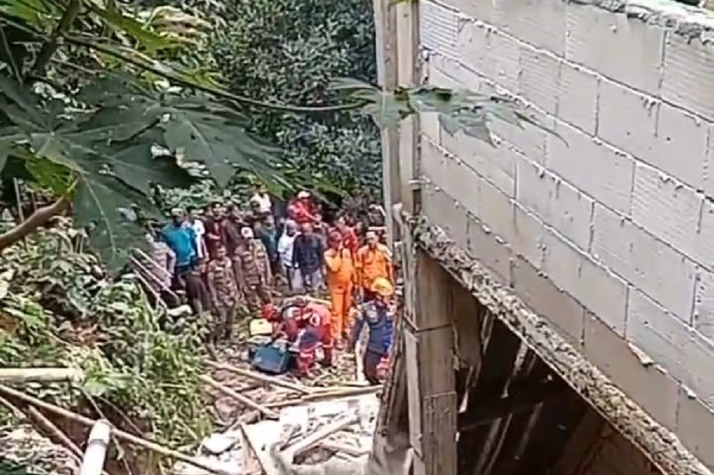 Penampakan Musala 2 Lantai di Bogor Ambruk Tewaskan 3 Orang, Warga Histeris