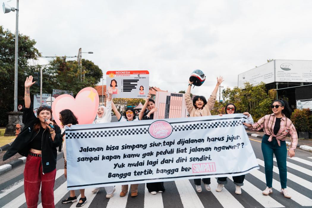 Komunitas Motor Perempuan Ini Lakukan Cara Unik Tegur Pelanggar Lalu Lintas