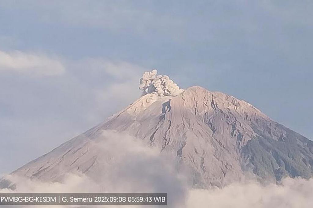 Gunung Semeru Erupsi Beruntun hingga 7 Kali sampai Pagi Ini, Kolom Abu Capai 800 Meter