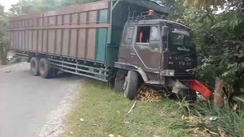 Truk Tronton Mundur Tak Kuat Menanjak di Cianjur, Tabrak 2 Kendaraan