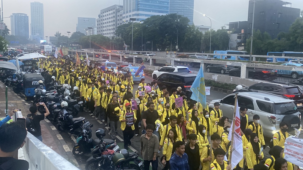 Ratusan Mahasiswa BEM SI Bubarkan Diri usai Demo di DPR