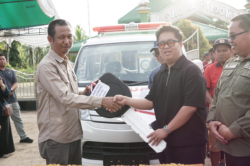 Wabup Kukar Bagikan Mobil Ambulans hingga Mesin Kapal di Muara Jawa