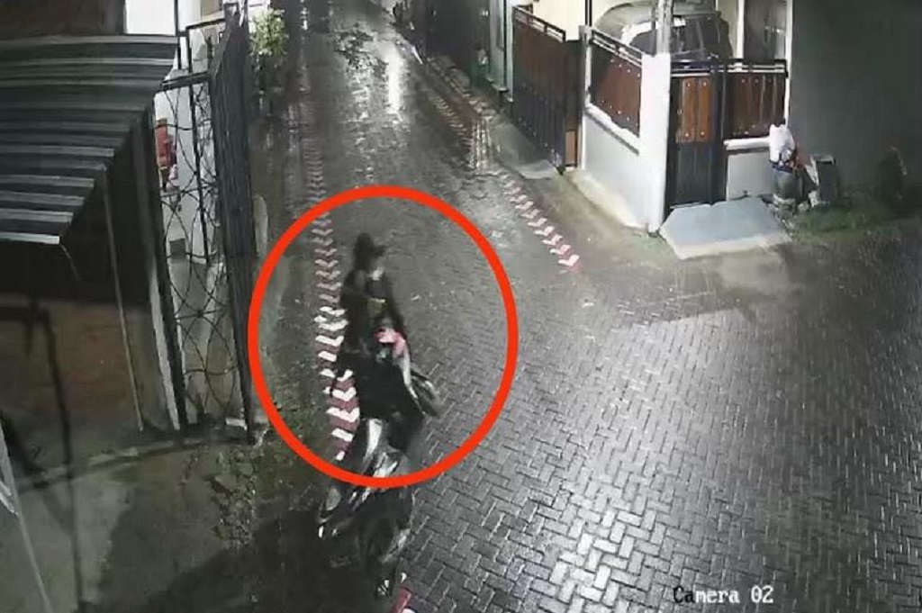 Terekam CCTV, Aksi Maling Motor di Malang Angkat Kendaraan dari Rumah Warga