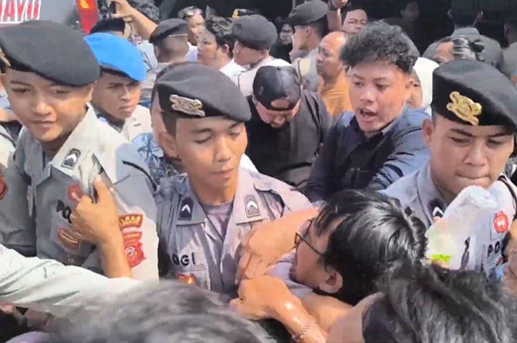 Rekonstruksi Oknum Polisi Bunuh Kekasih di Indramayu Ricuh, Keluarga Ngamuk Serang Pelaku