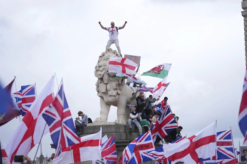 Demo Anti-Imigran Besar-besaran di London Ricuh, 26 Polisi Luka-luka