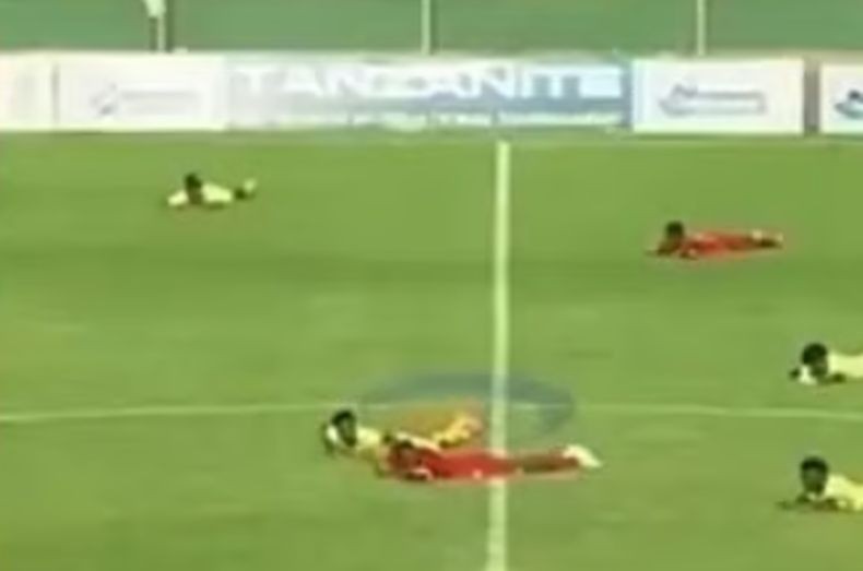Viral Serangan Lebah Hentikan Pertandingan Sepak Bola, Netizen: Pemain Pura-Pura Mati 