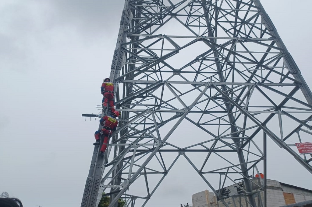 Aksi Heroik Damkar Gagalkan Upaya Bunuh Diri di Menara Sutet Koja Jakut