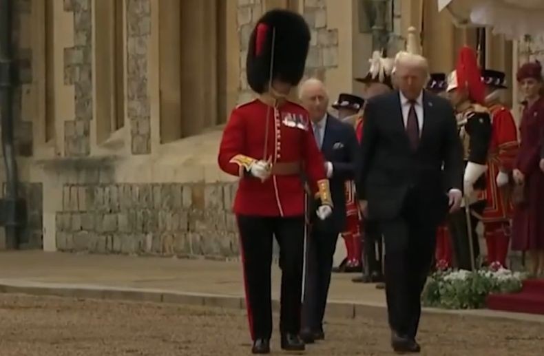 Viral! Trump Tinggal Raja Charles saat Inspeksi Barisan, Dianggap Langgar Protokol Inggris