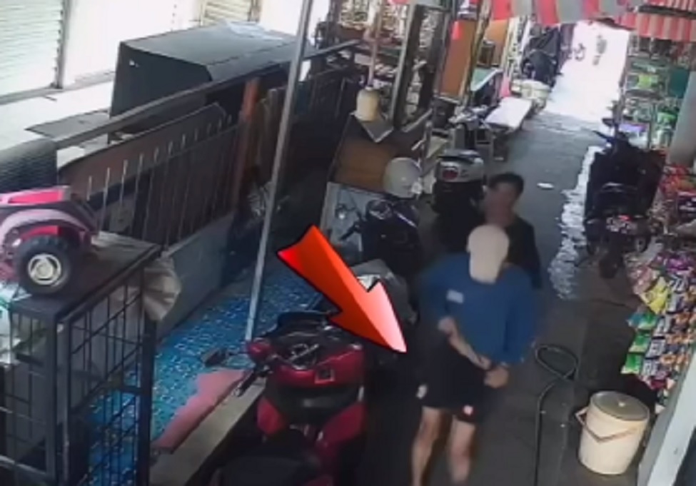 Terekam CCTV, Pembunuh Selipkan Pisau usai Tusuk Pemuda di Cilincing