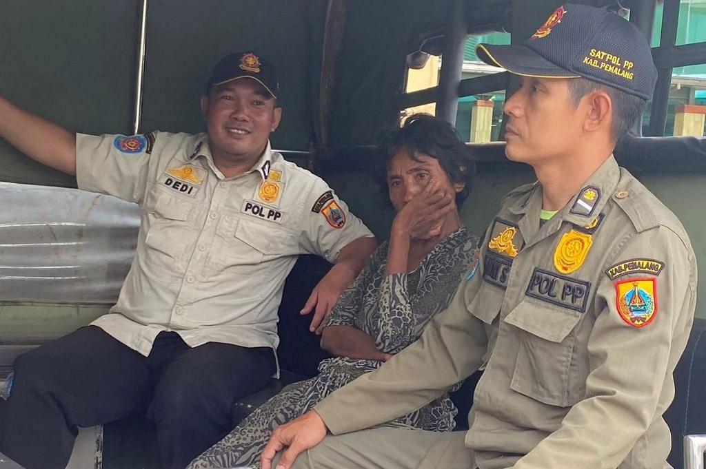 Bikin Heboh! Perempuan di Pemalang Lempari Kereta Api dengan Batu, Ternyata ODGJ