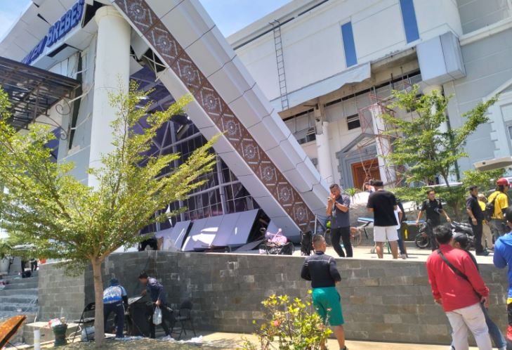 Detik-Detik Atap Gedung KPT Brebes Ambruk, 3 Pekerja Luka-Luka