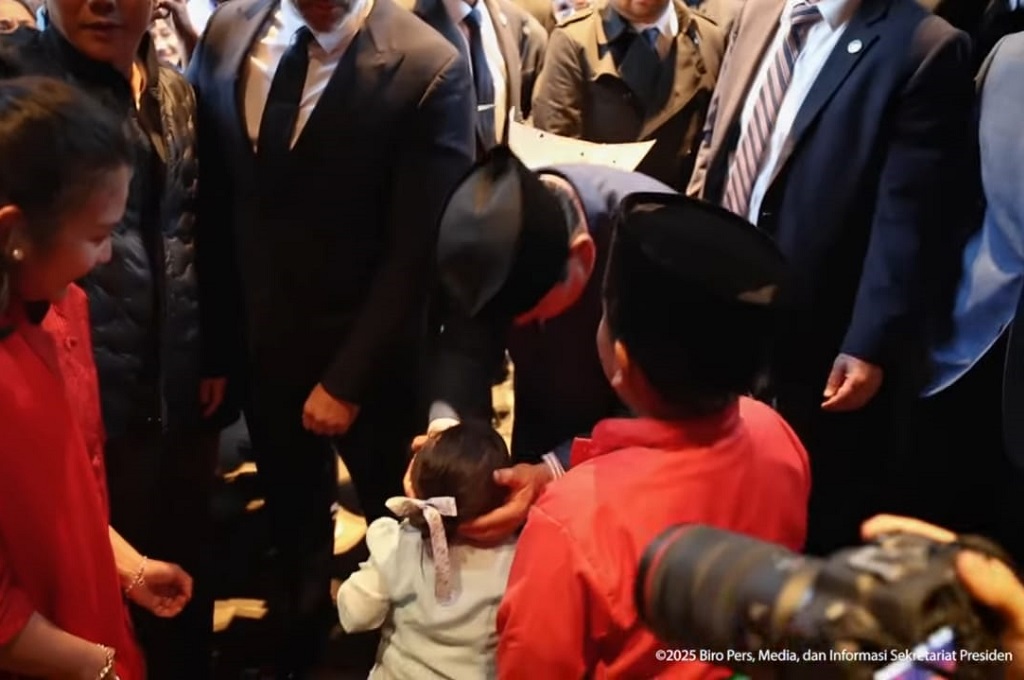 Momen Prabowo Cium Kepala Anak Diaspora Indonesia di New York AS