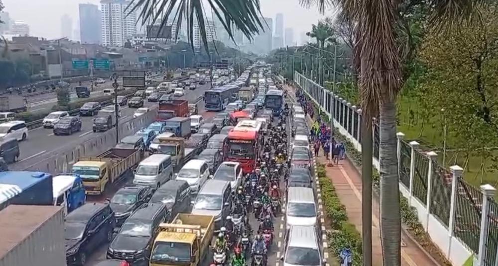 Ribuan Buruh Demo di Depan DPR, Lalin Gatsu Arah Slipi Macet Pagi Ini