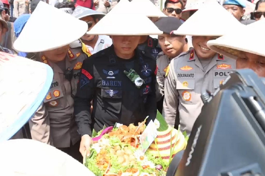 Wakapolda Metro Temui Massa Aksi di Depan DPR, Berikan Nasi Tumpeng