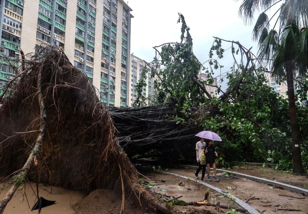 Topan Ragasa Hantam Hong Kong: Bandara Dibuka Lagi, 100 Orang Lebih Luka
