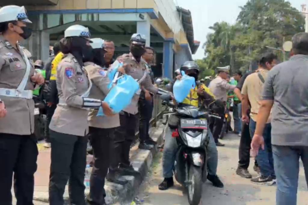 Jumat Peduli Polda Metro Jaya Luncurkan Rakyat Mart Dukung Gerakan Pangan Murah