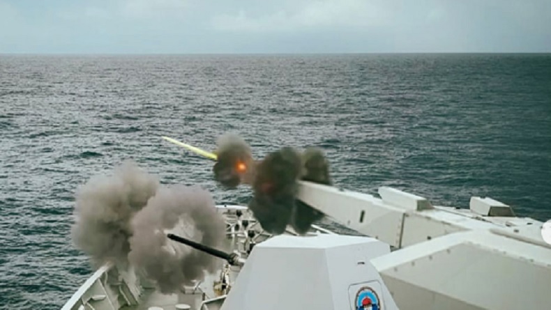 Kapal Perang TNI AL KRI REM-331 Hadapi Serangan Udara di Laut Banda