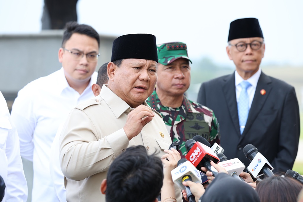 Rapat Tengah Malam, Prabowo Minta Evaluasi MBG hingga Ponpes Roboh