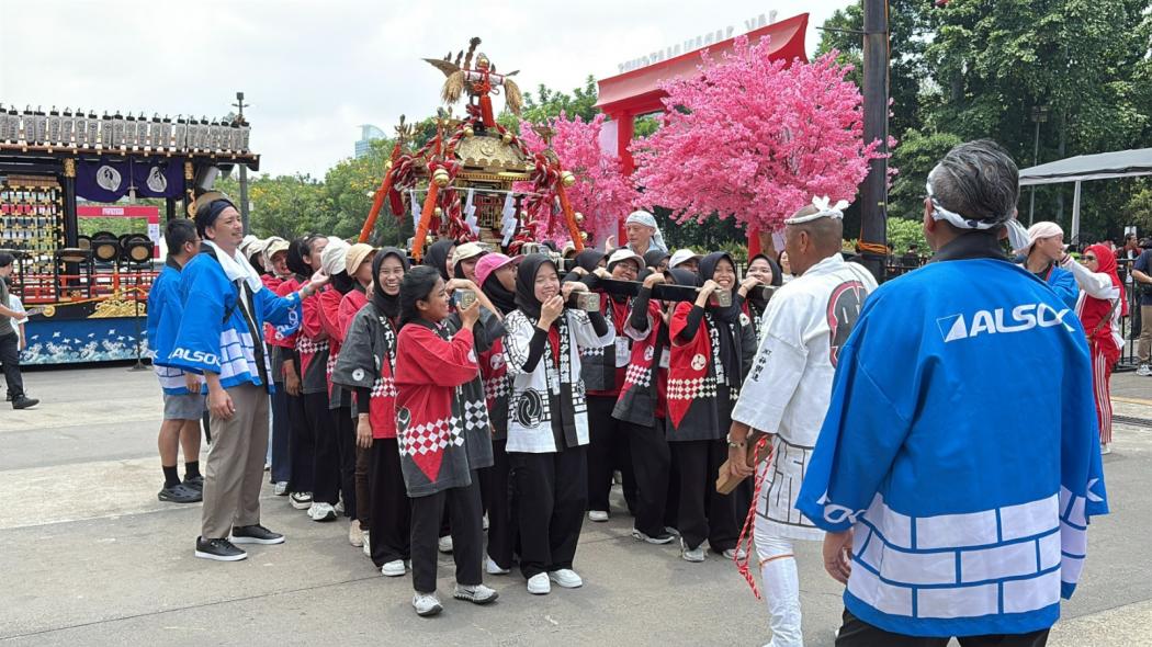Jak-Japan Matsuri 2025: Warga +62 Seru-seruan Angkat Kuil Omikoshi