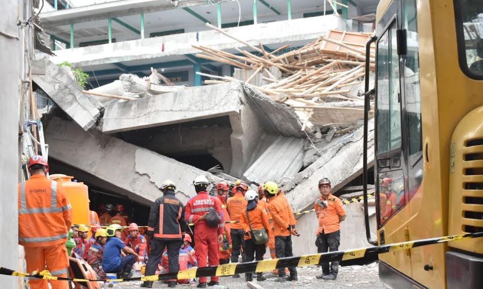 BNPB Siapkan 200 Kantong Mayat dan 30 Ambulans ke Ponpes Al Khoziny Sidoarjo