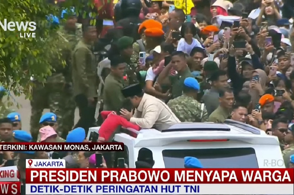 Kembali ke Istana, Prabowo Sapa Warga hingga Cium Kening Anak-anak