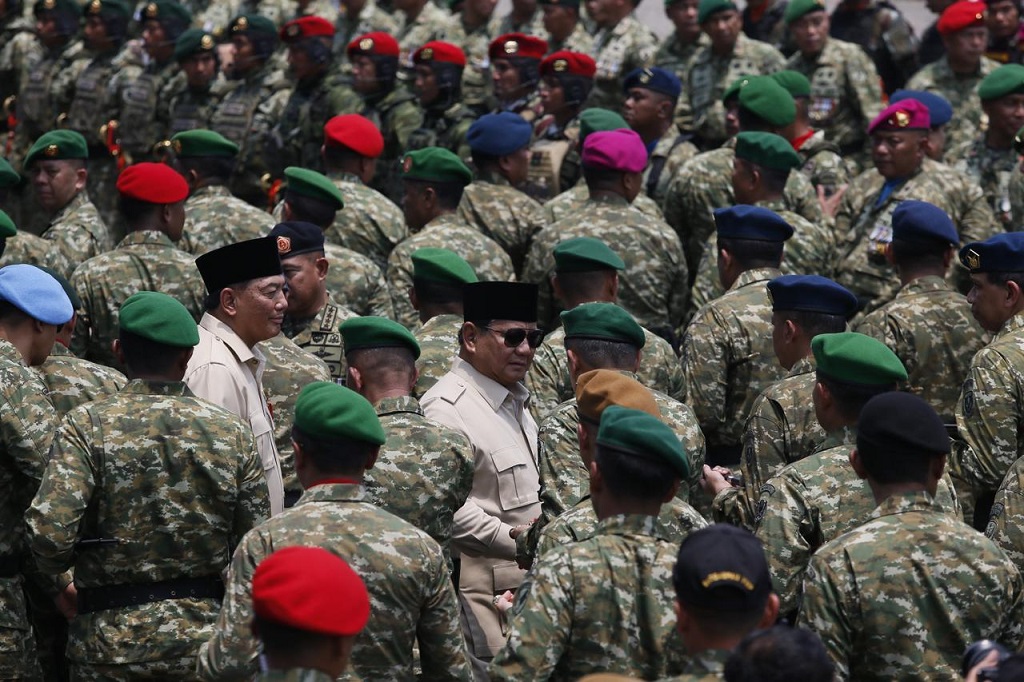 Momen Hangat Prabowo Salami Para Prajurit usai Upacara HUT ke-80 TNI