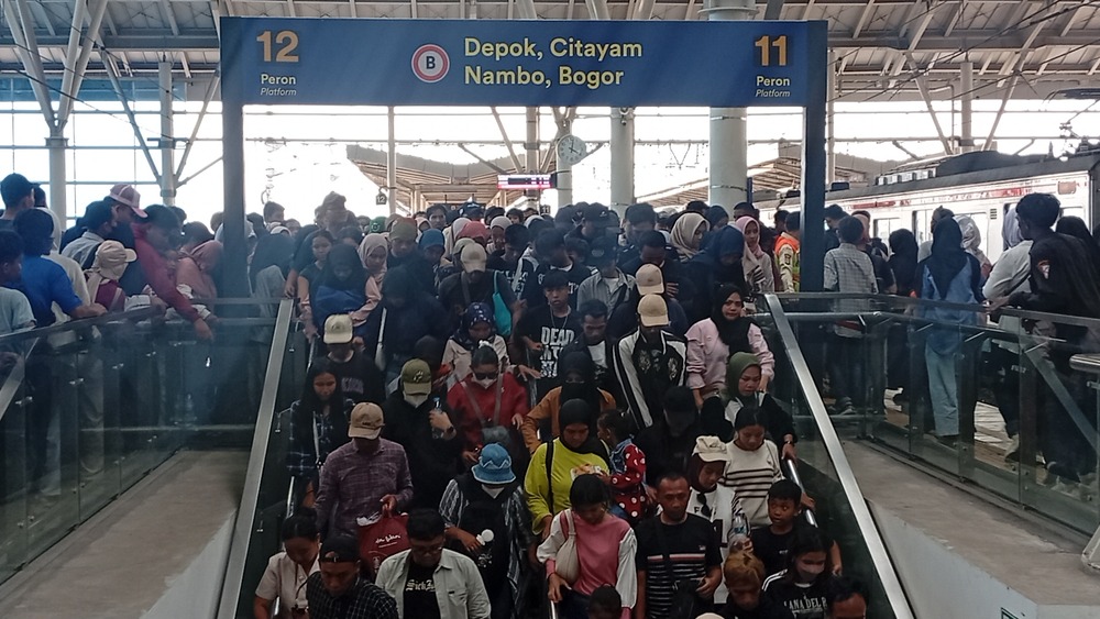 Warga Padati Stasiun Gondangdia dan Manggarai usai Saksikan HUT ke-80 TNI
