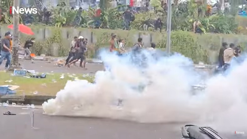Demo Penambang Timah di Bangka Ricuh, Polisi Tembakkan Gas Air Mata