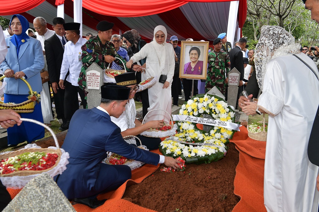 Gibran Pimpin Pemakaman Karlinah Istri Wapres ke-4 Umar Wirahadikusumah di TMP Kalibata