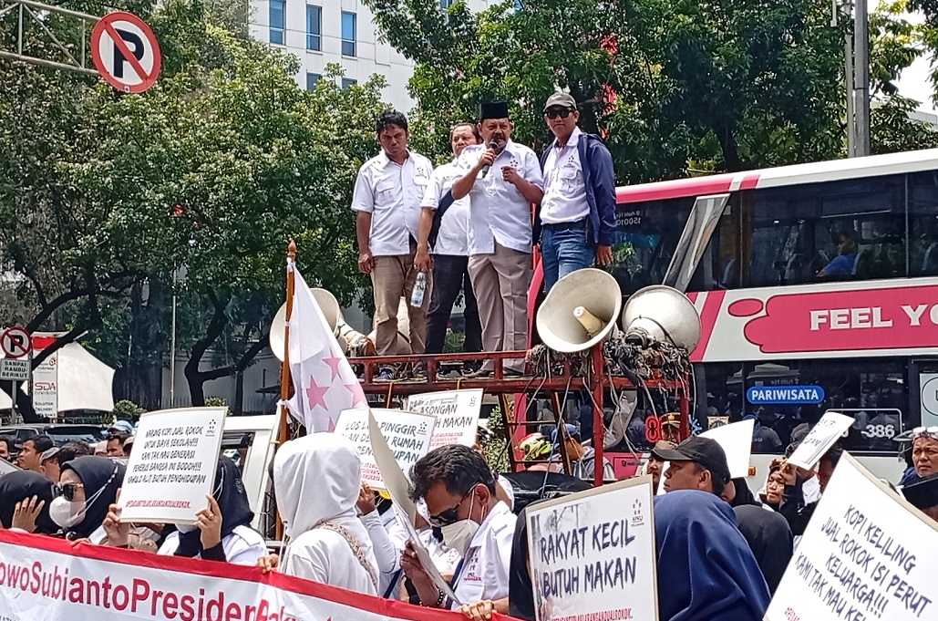 Ratusan Pedagang Demo di DPRD DKI, Protes Larangan Jual Rokok di Raperda KTR