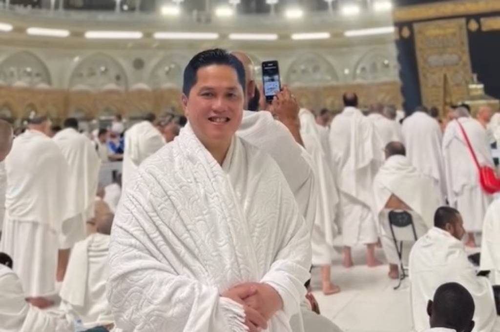 Erick Thohir Sujud di Depan Ka'bah, Doakan Timnas Indonesia Jelang Laga Hidup Mati Lawan Irak