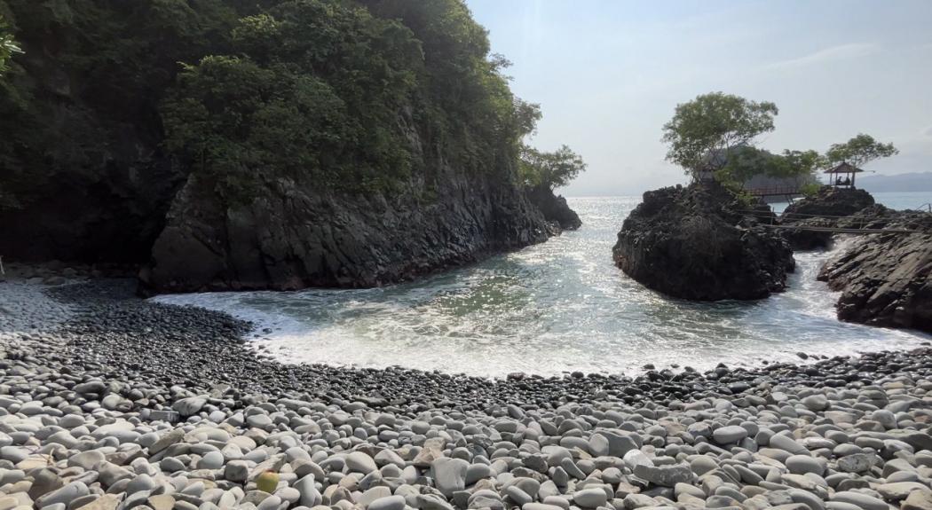 Keindahan Pantai Kuyon, Surga Tersembunyi di Jawa Timur